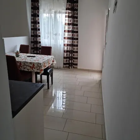 Ante I Janja Apartamento Mandre